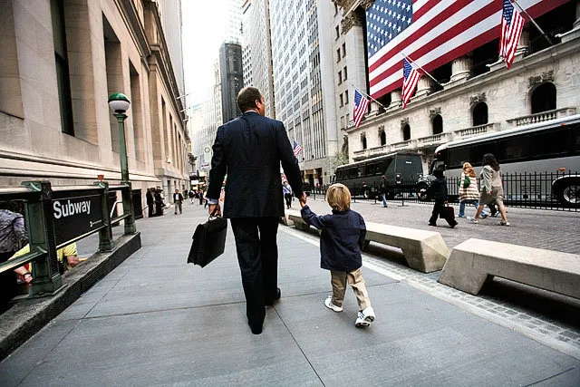 homme qui tiens la main à un enfant à Newyork