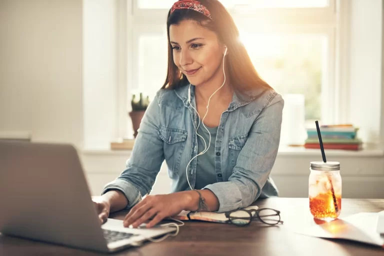 femme qui écoute de l'audio