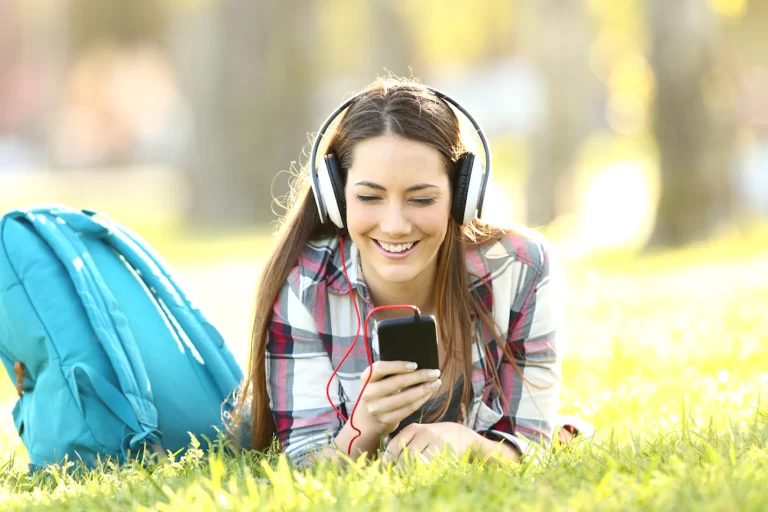 fille qui écoute un audio