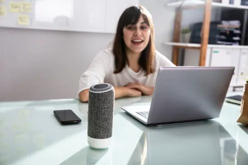 femme qui utilise un assistant vocal