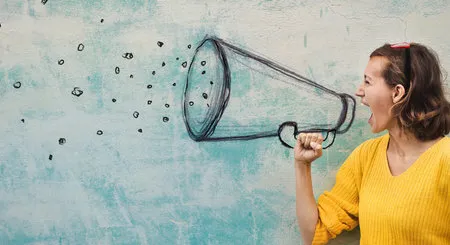 femme qui crie dans un megaphone