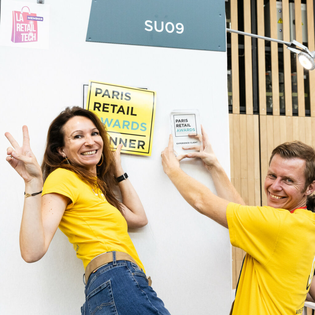 Emilie et Johann d'Ekoo avec le Trophée de l'expérience client de la Paris Retail Week