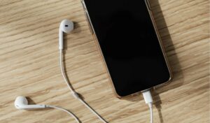 Téléphone et écouteurs utilisés pour les messages vocaux communication du quotidien.
