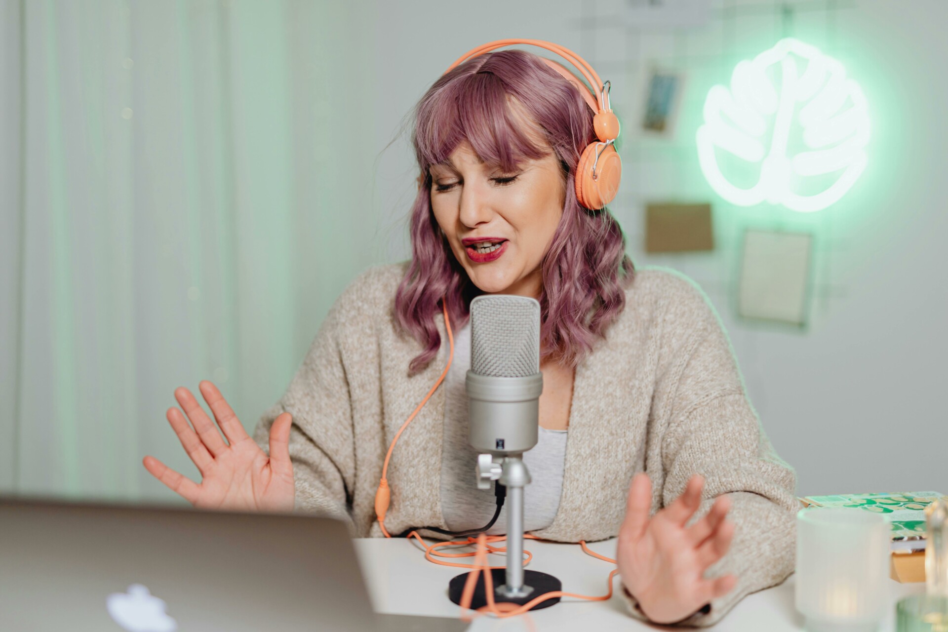 Femme en train d’enregistrer une capsule audio avec un micro et un casque, illustrant le storytelling vocal.