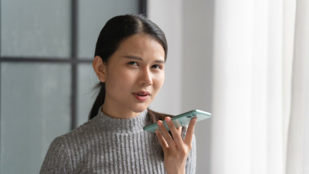 Jeune femme faisant une recherche vocale