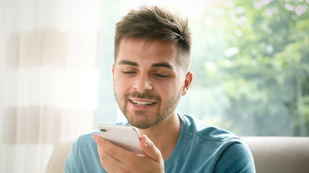 Homme assis faisant une recherche vocale